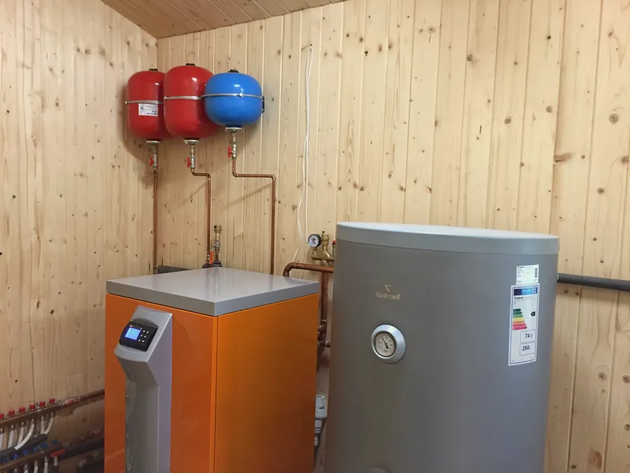 Sumontuota geoterminė sistema su tūriniu vandens šildytuvu
